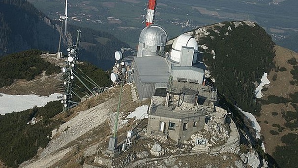 Wetterstation des DWD am Wendelstein. Regenwolken über dem Meer. Der Welttag der Meteorologie findet jedes Jahr am 23. März statt. Wann erschien der erste Wetterbericht? Wie viele Supercomputer braucht es für die Meteorologie? Was sind Wolken, wie entstehen Regen, Wirbelstürme und Wetterphänomen wie El Niño? Wir erklären euch die Geschichte der Wetterkunde! | Bild: Deutscher Wetterdienst DWD