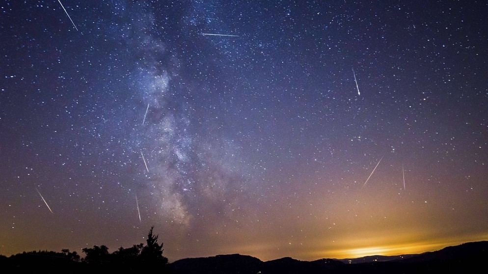 Zum Höhepunkt eines Sternschnuppen-Regens flitzen besonders viele Meteore über den Nachthimmel. Einen der schönsten Meteorschauer bilden die Perseiden mit dem Höhepunkt am 12. August. Hier eine Kompositaufnahme der Perseiden-Sternschnuppen aus 10 Einzelbildern der Meteore, aufgenommen 2013 in den USA. | Bild: imago/ZUMA Press